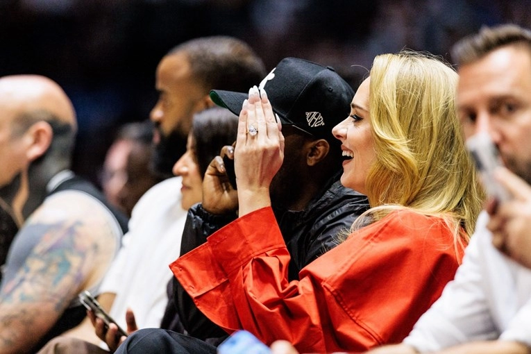 Adele se zaručila? Snimljena je s prstenom